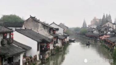 救援时尚的女孩